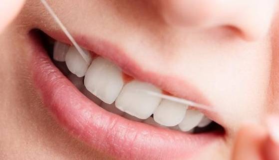 سلامت دهان و دندان با نخ دندان